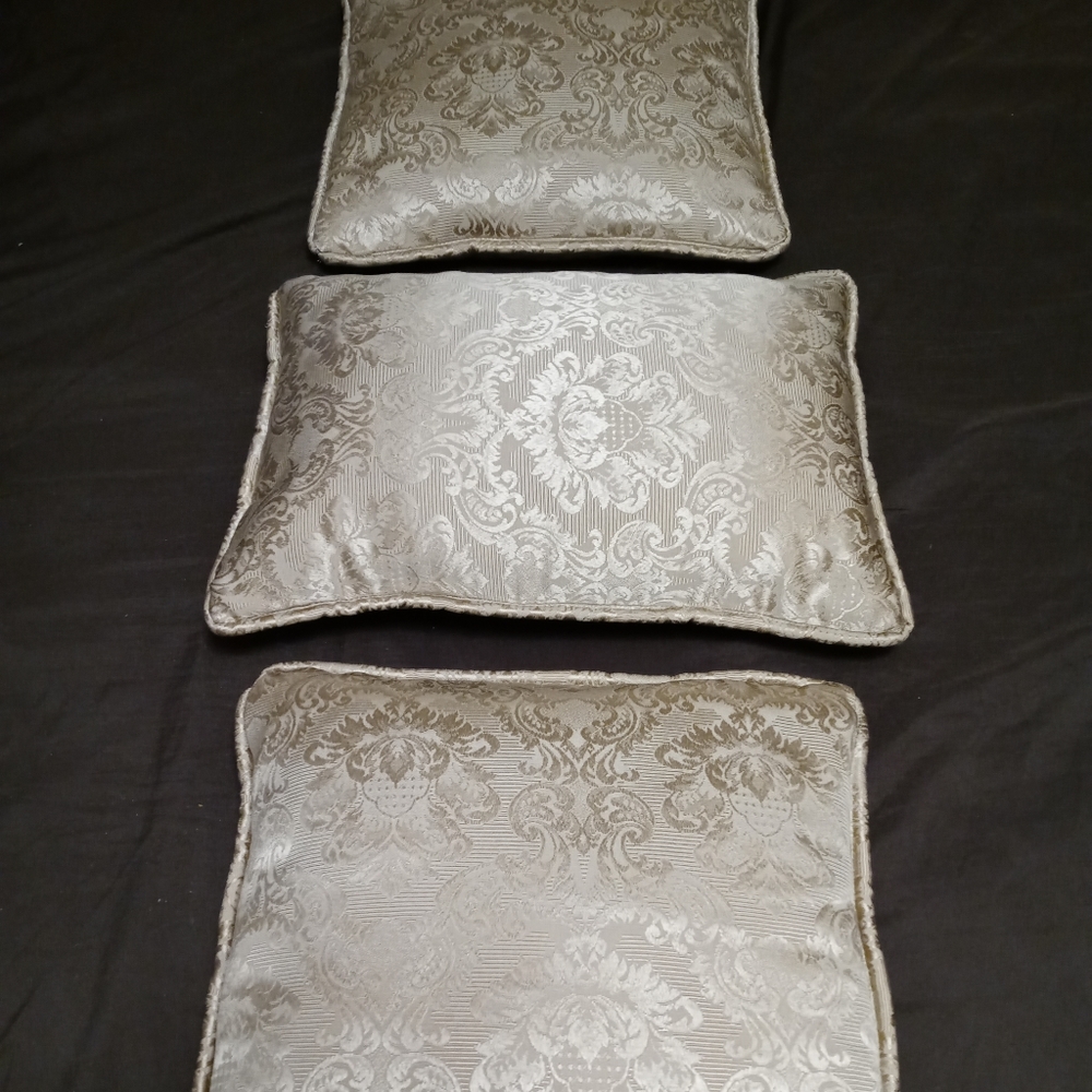 🏫 3 DESIGNER GOLD PRINT PILLOWS🌅🏝 - Picture 10 of 10